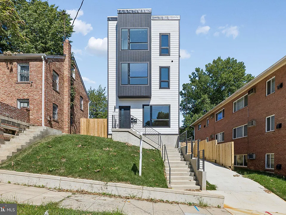 5046 Astor Pl SE