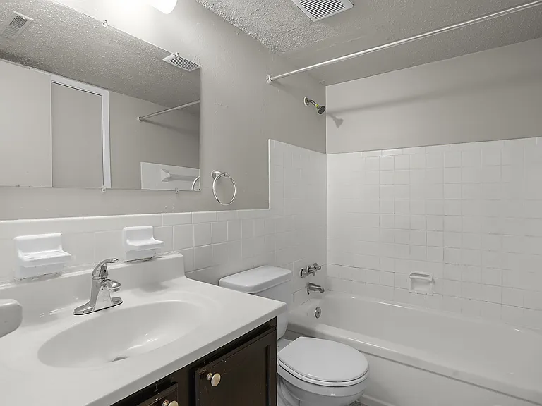 Bermuda Heights Apartments — Photo 10