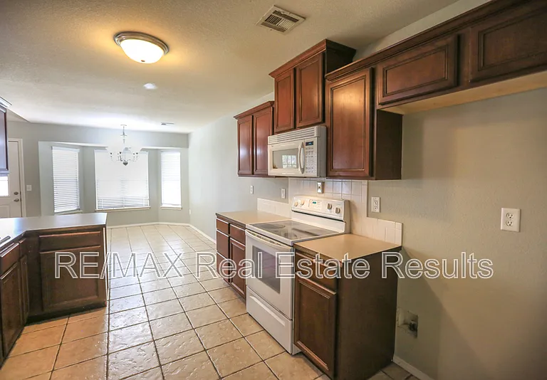 1907 SW Columbus Rd — Photo 10