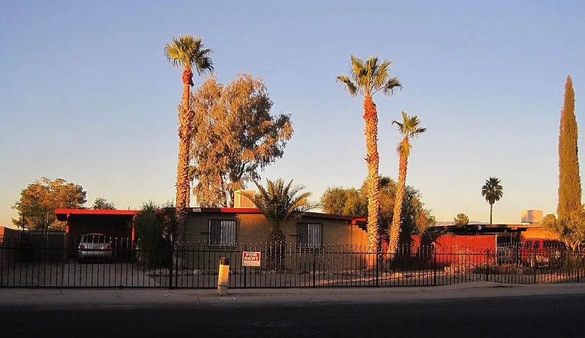 4 bed, 1287 sqft, $1,900 — Photo 1