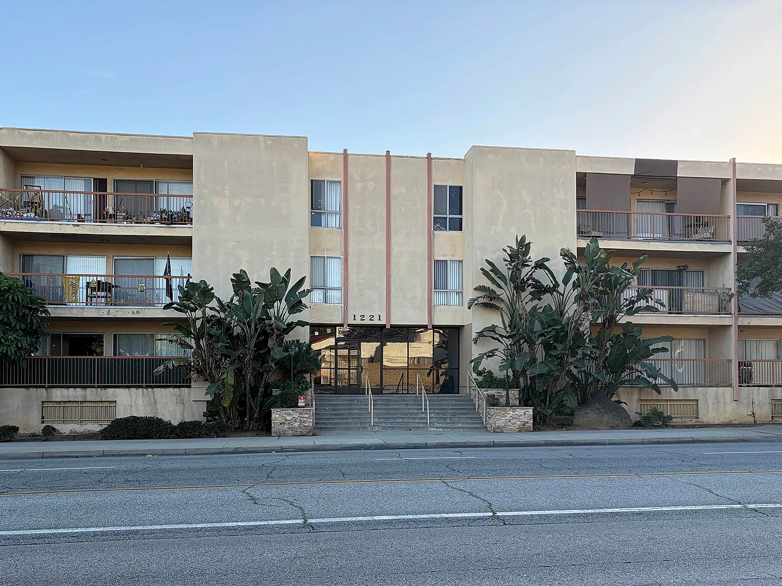 Lincoln Manor Apartments — Photo 1