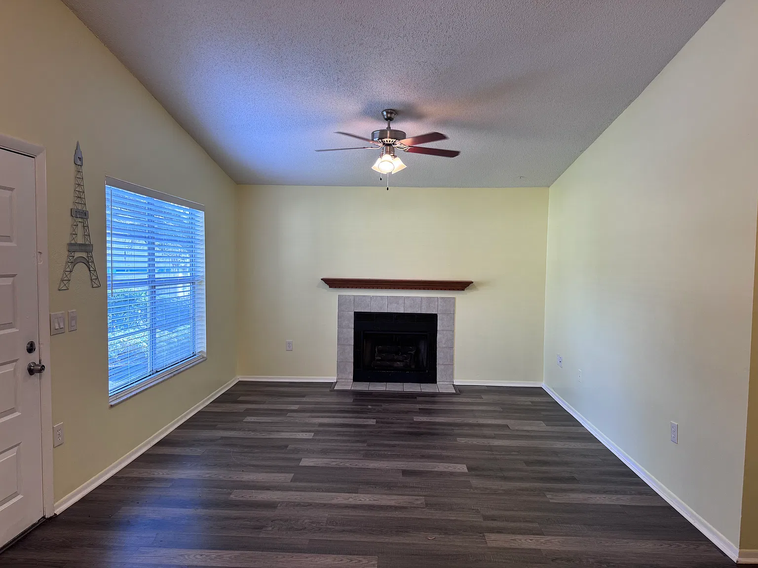 2 bed, 912 sqft, $1,500 — Photo 2