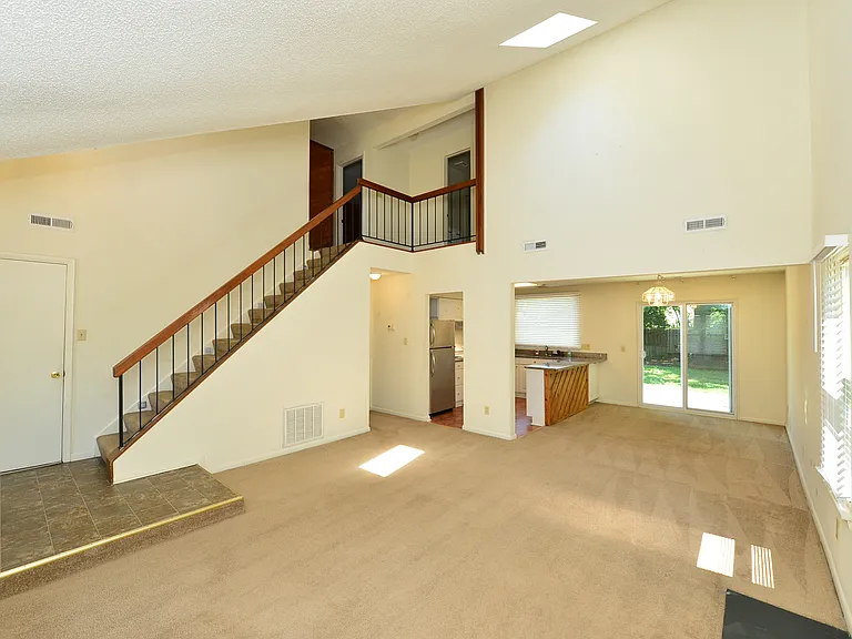 1548 Beachview Dr — Photo 3