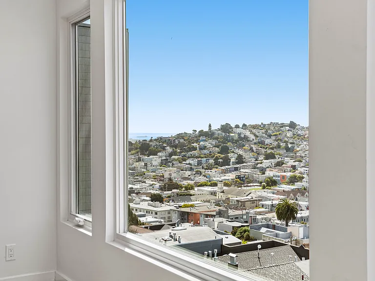 41 Saturn St — Photo 2