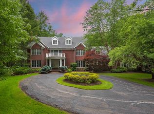 200 Basswood Ln, Moreland Hills, OH 44022