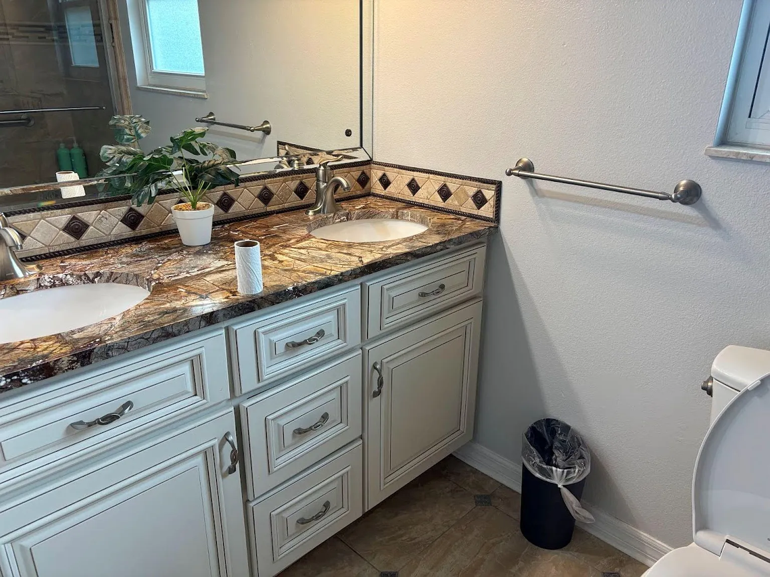 4 bed, 2.5 bath, 2500 sqft, $845 — Photo 4