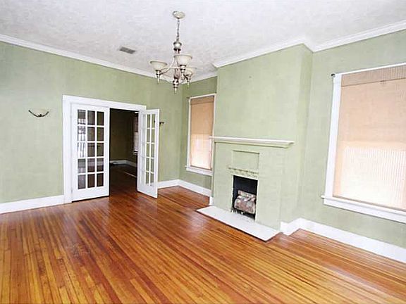 4th image of 445 College St