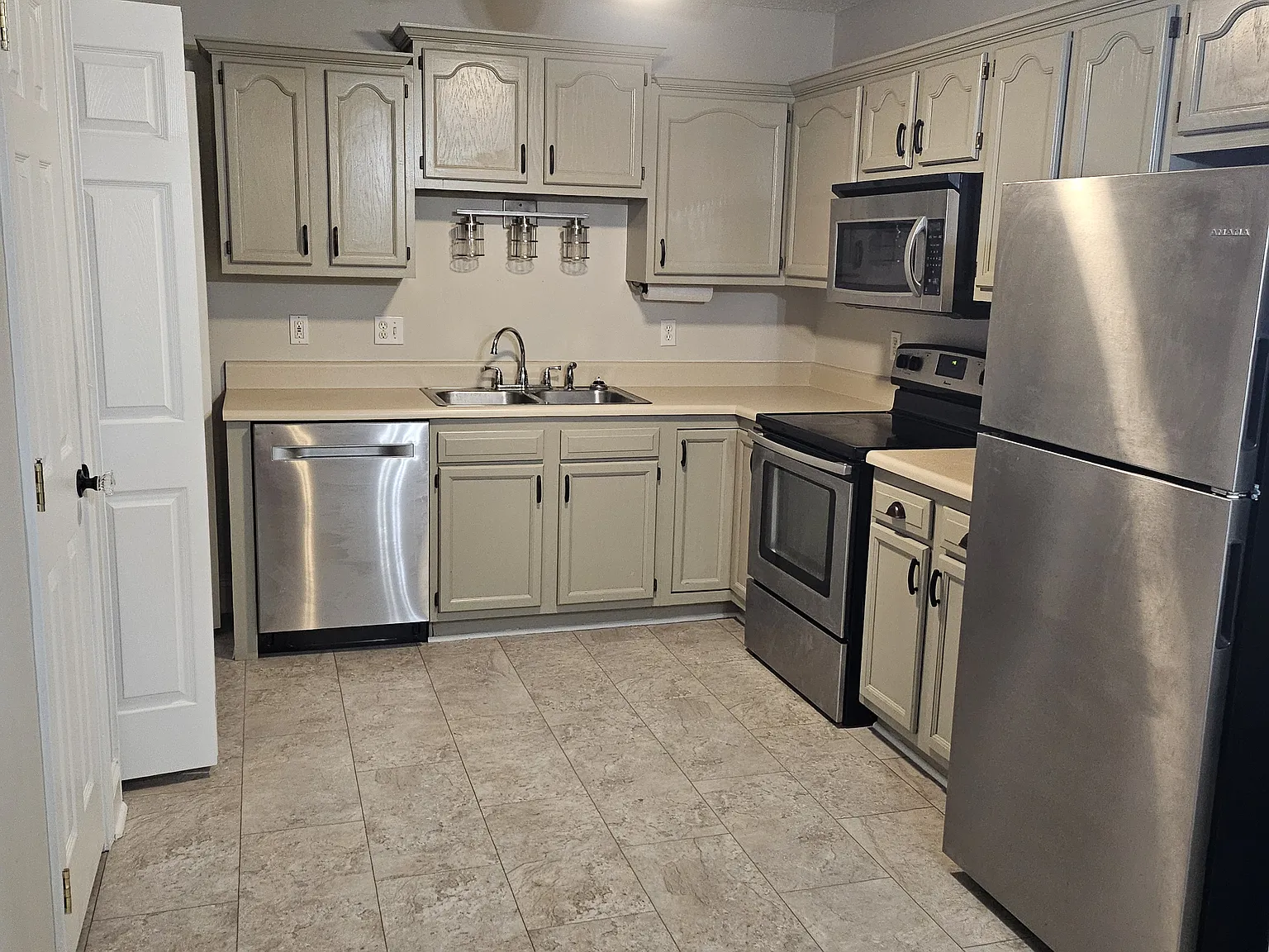 42 Queen Rd — Photo 3