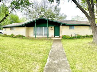 516 W 14th St, Shiner, TX 77984
