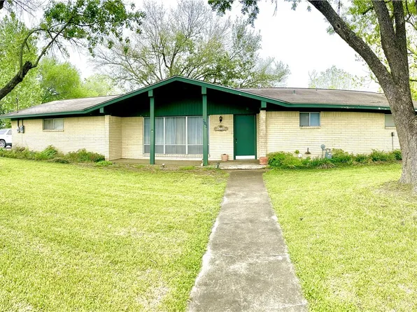 516 W 14th St, Shiner, TX 77984