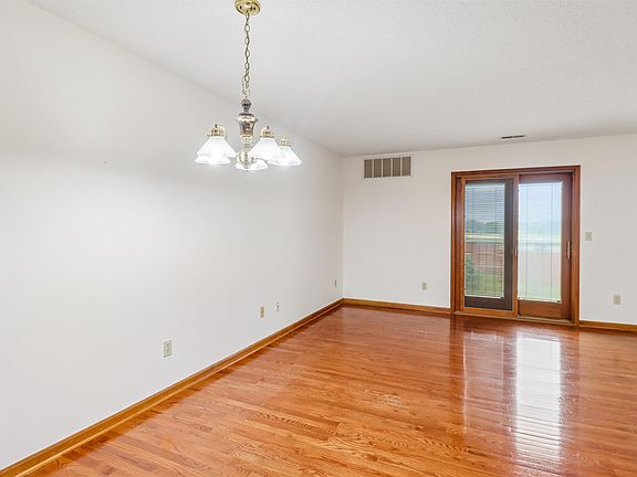 5th image of 405 SE Delaware Ave Unit 205