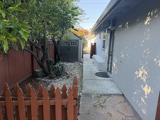 2 bed, 750 sqft, $2,400 — Photo 3
