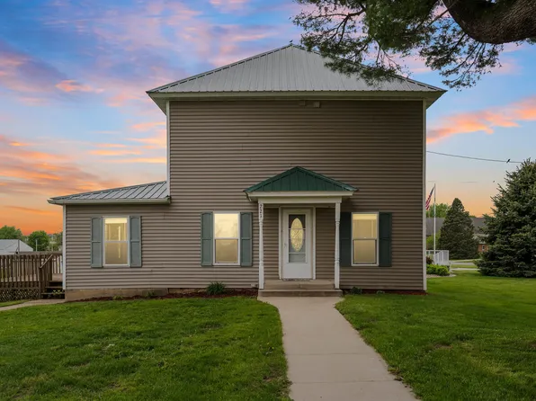 221 N Wine St, Earlville, IA 52041