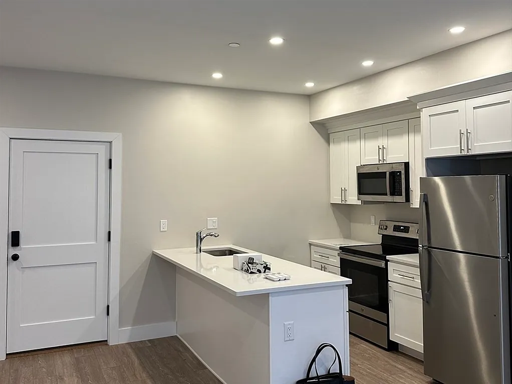 2 bed, 1.0 bath, 824 sqft, $3,000 — Photo 2