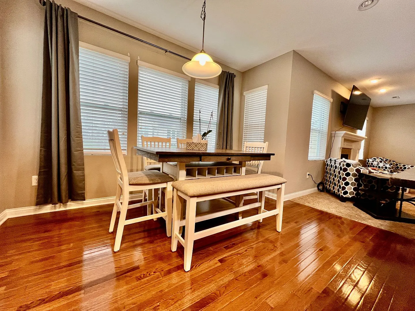 Executive corporate rental features community pool. Fully furnished and includes all utilities. — Photo 3