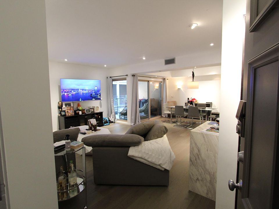 1st image of 439 N Doheny Dr Unit 205