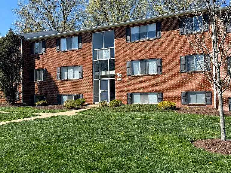 3876 Shadywood Dr #8 — Photo 2