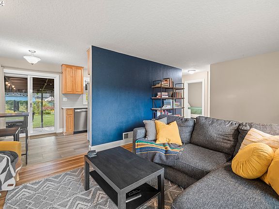 5th image of 213 SE 102nd Ave