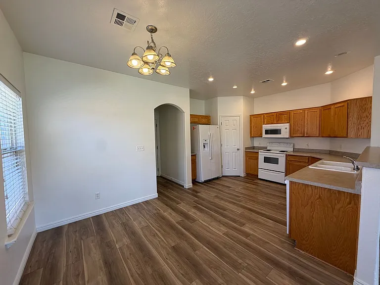519 W Harvest Ln — Photo 6
