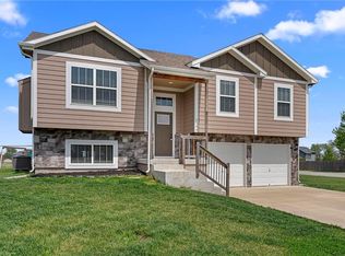 3106 Katy Trail Dr, Harrisonville, MO 64701