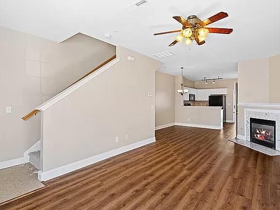 Livingroom with gas fireplace