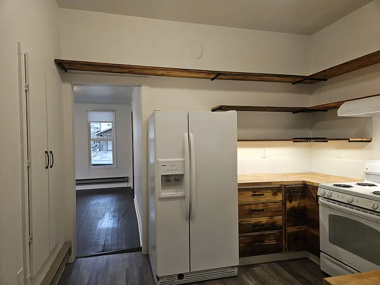 1217 Commercial St — Photo 5