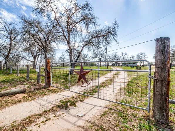 215 Marthas Ln, Somerset, TX 78069