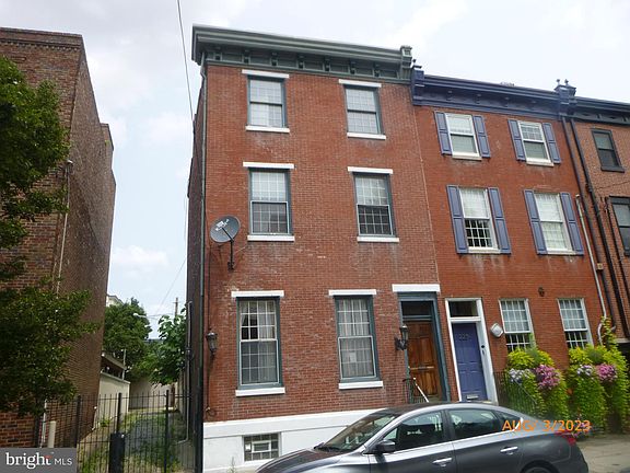 3rd image of 225 Catharine St