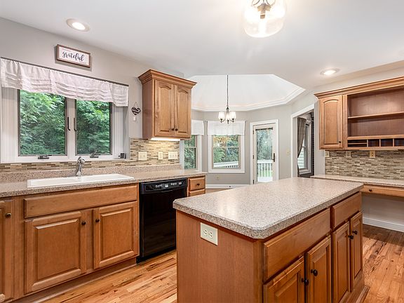 5th image of 1027 Lakewood Dr
