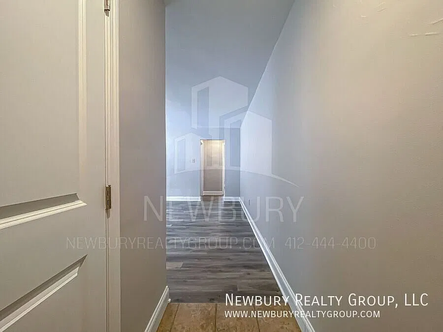 Bright & Modern One-Bedroom Apartment in Port Vue Move-In Ready! — Photo 2