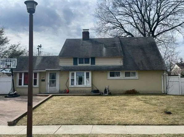 38 Branch Ln, Levittown, NY 11756