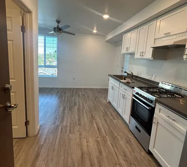 4209 S Western Ave #301 — Photo 2