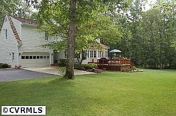 Private backyard w/ huge deck 