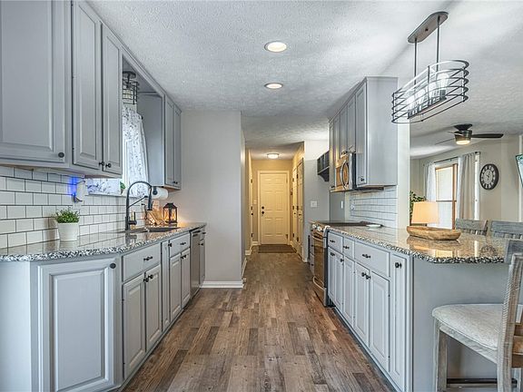 4th image of 165 Elaine Dr