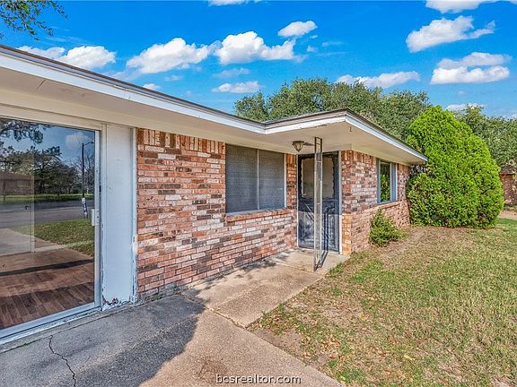3rd image of 3507 Hillcrest Cir
