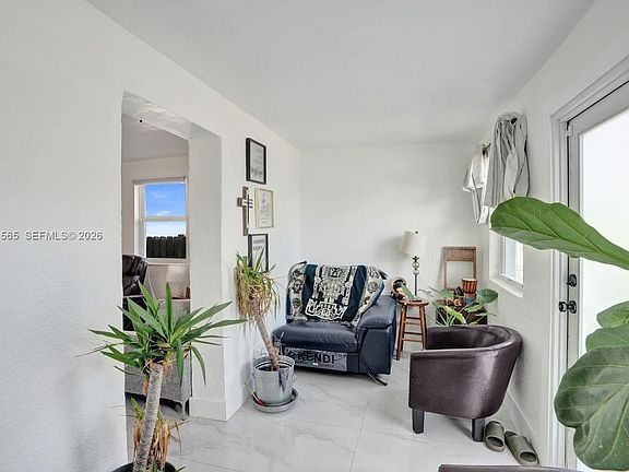 3rd image of 2220 Hope St