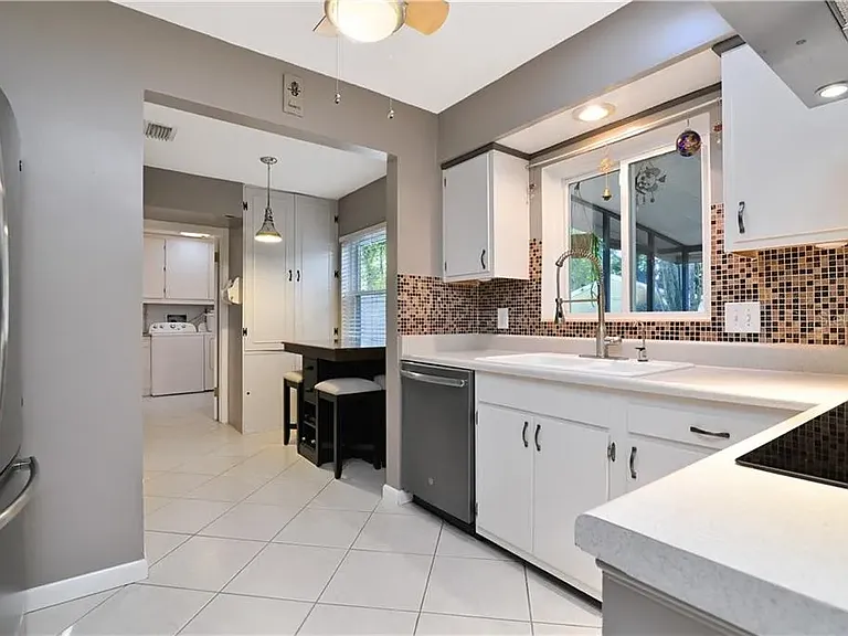 618 Burke St — Photo 14