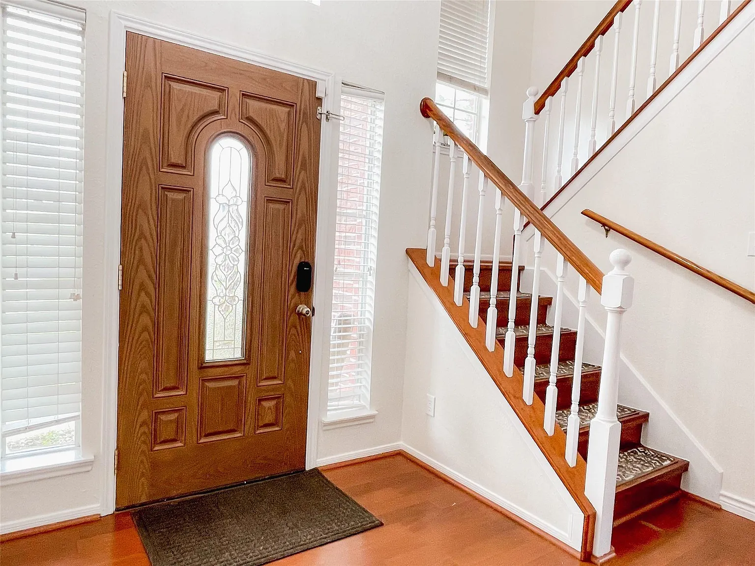 3 bed, 2.5 bath, 2012 sqft, $2,500 — Photo 3