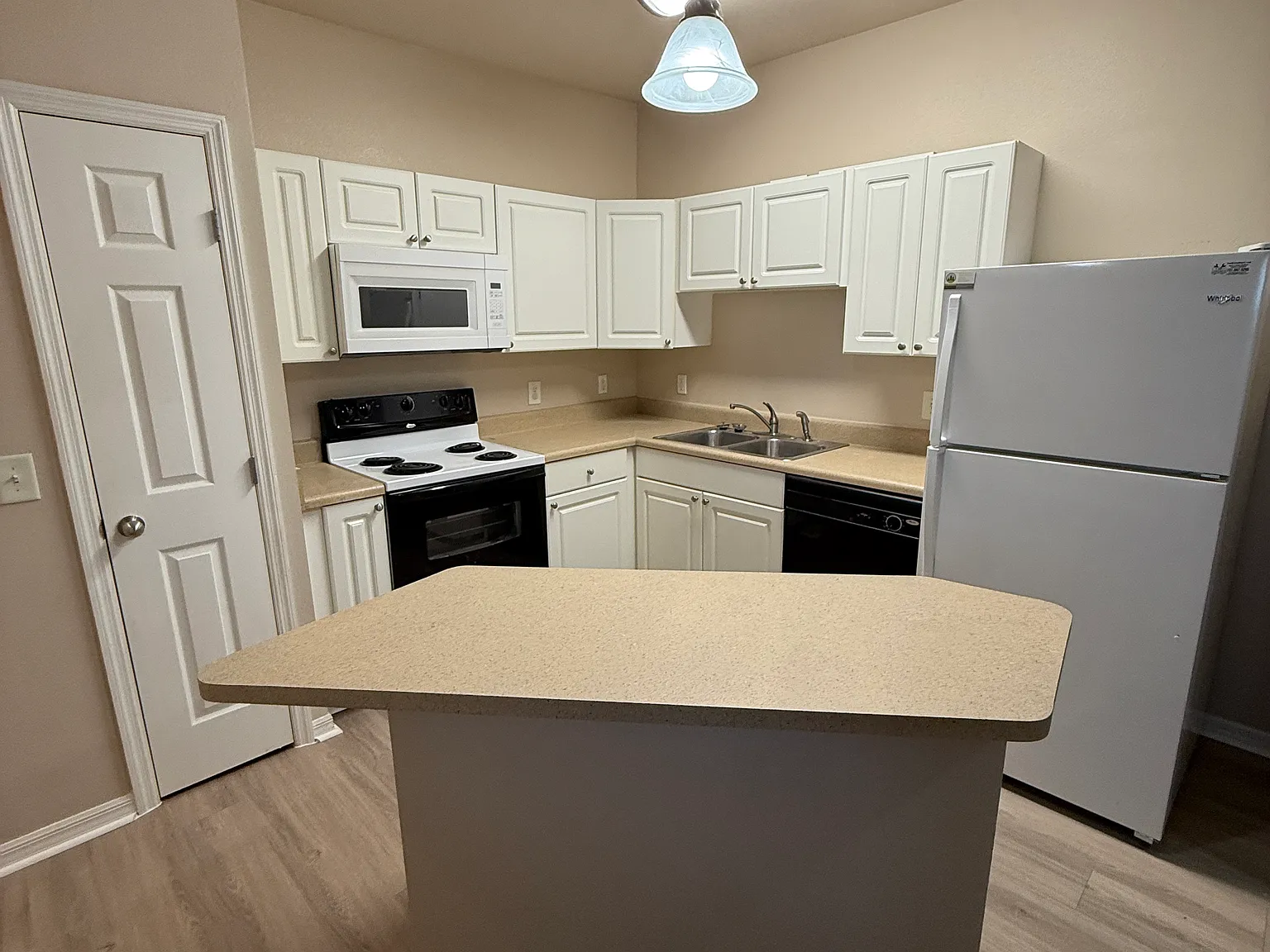 2 bed, 2.5 bath, 1040 sqft, $1,650 — Photo 2