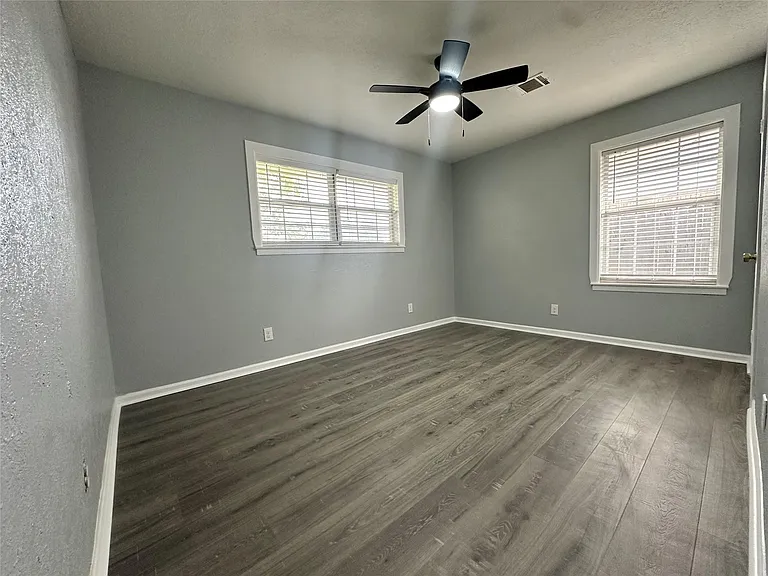 502 Avenue F — Photo 8