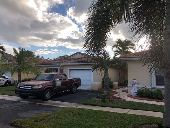 2nd image of 915 SW 180th Ter