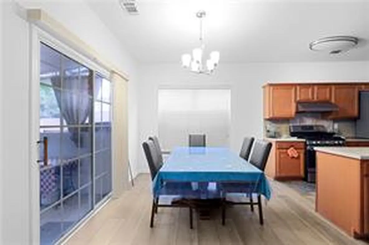 4 bed, 2100 sqft, $2,800 — Photo 4