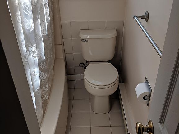3rd image of 108 Woodside Grn APT 3