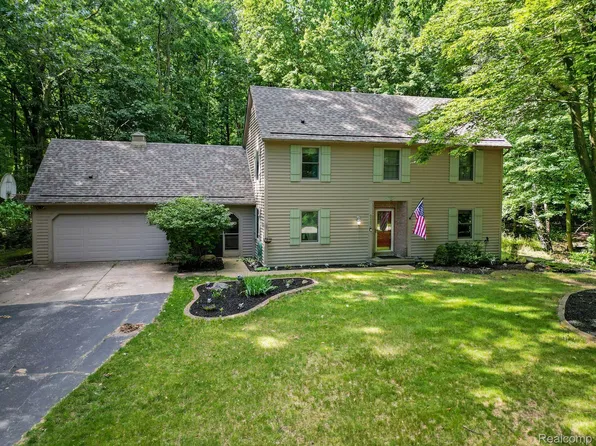 9325 Autumnglo Dr, Clarkston, MI 48348