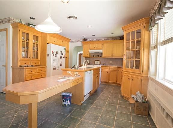 3rd image of 315 Schoeneck Ave