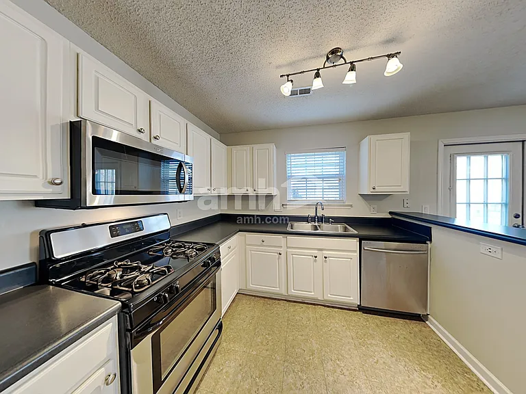 8836 Laurel Run Dr — Photo 3