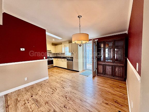 4th image of 501 Prairie Ave