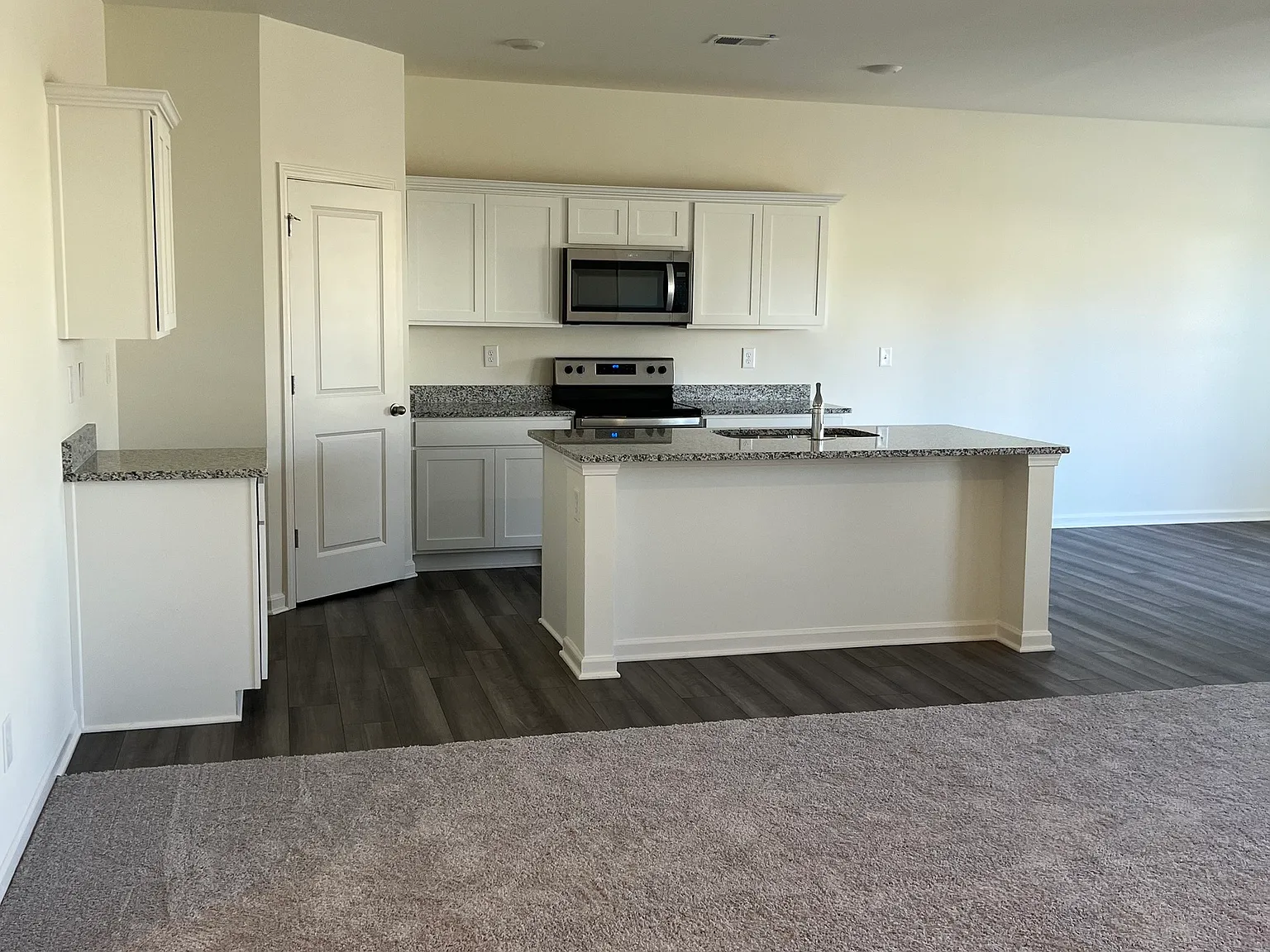 4 bed, 2.0 bath, 2008 sqft, $2,200 — Photo 2