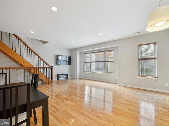 4th image of 1743 Cambridge St #B