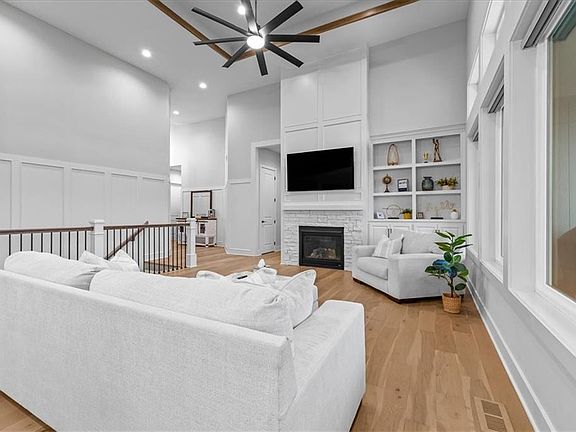 5th image of 4380 Aspen Dr